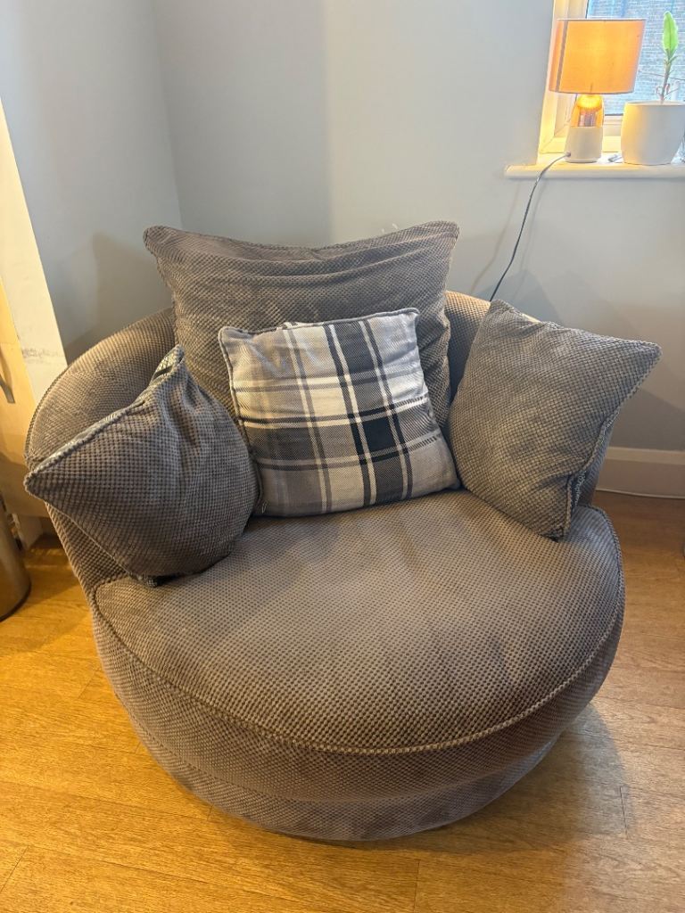 Swivel armchair, super comfy 