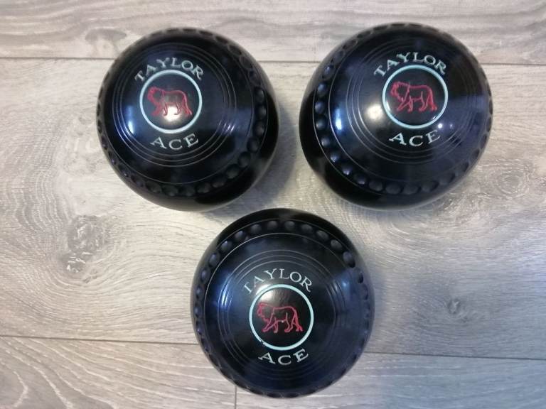 Lawn Bowls Taylor Ace, Size 4, a set of three. 
