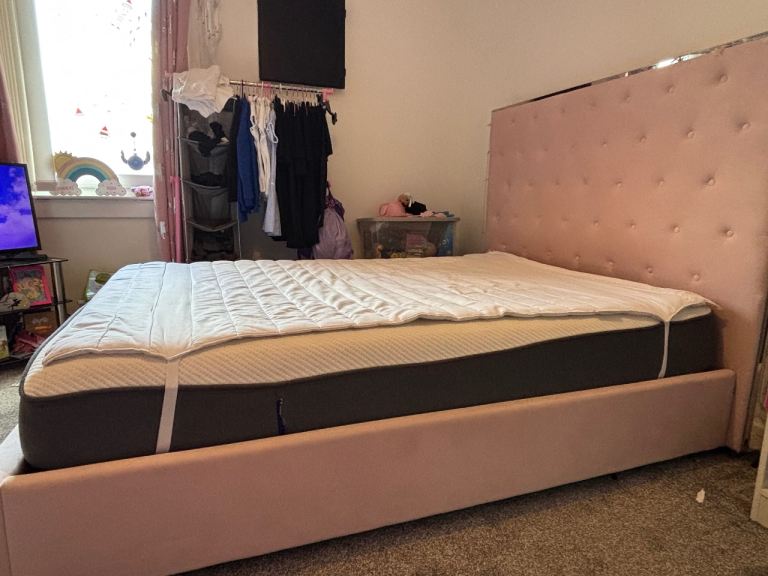 Double pink bed 