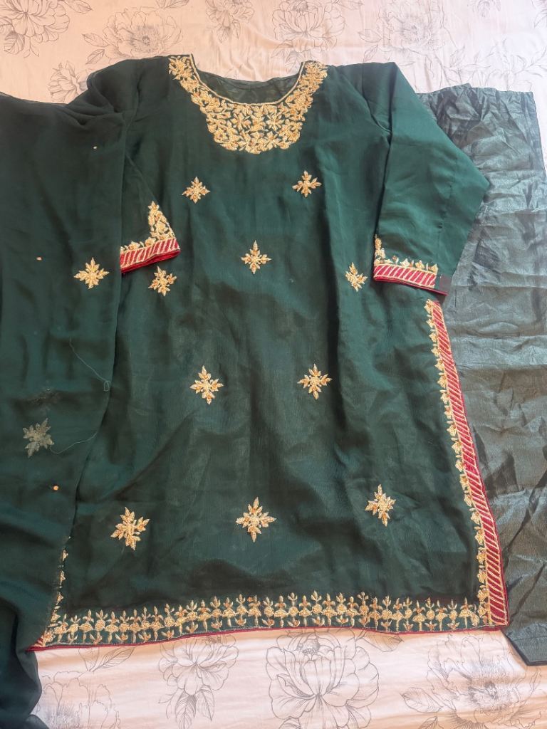 Beautiful Green Traditional Indian Suit with Gold Embroidery – Good Condition