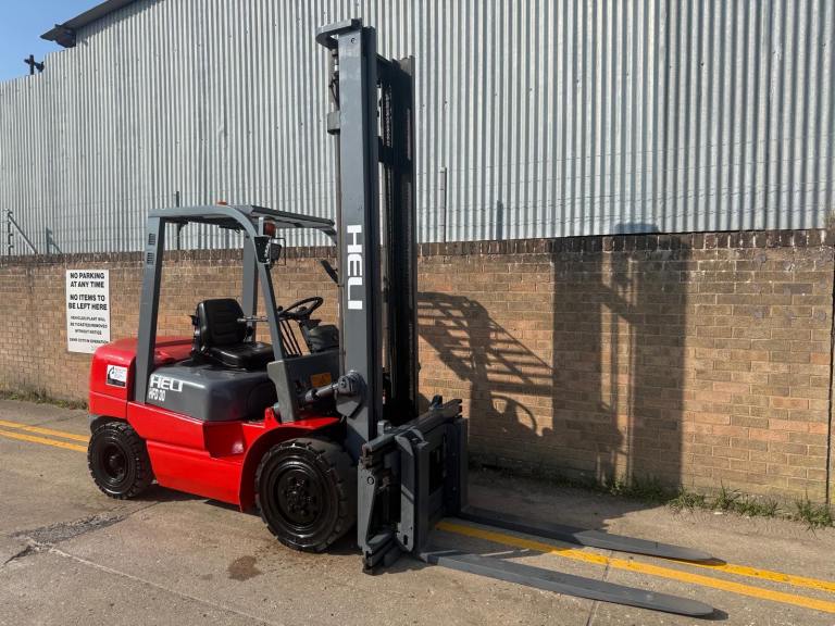2008 Heli 3ton diesel forklift, 5m mast with sideshift and fork positioner 