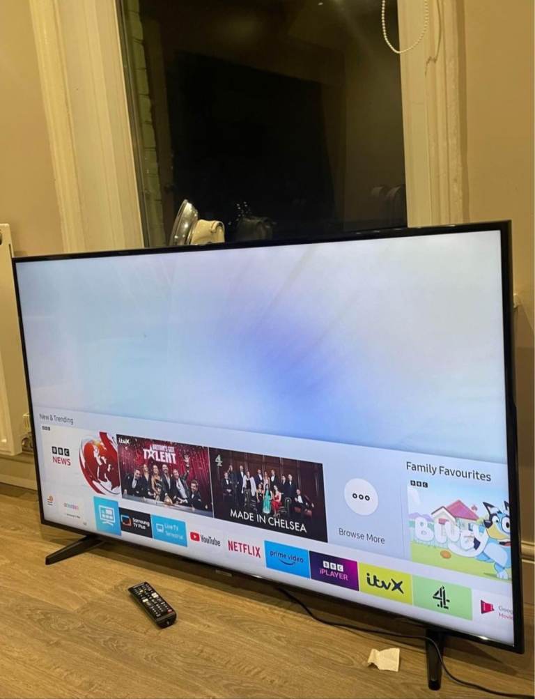 50" SAMSUNG 4K ULTRA SMART CRYSTAL UHD TV 