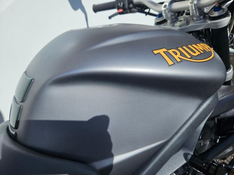 Triumph Street Triple R 675 abs in outstanding condition