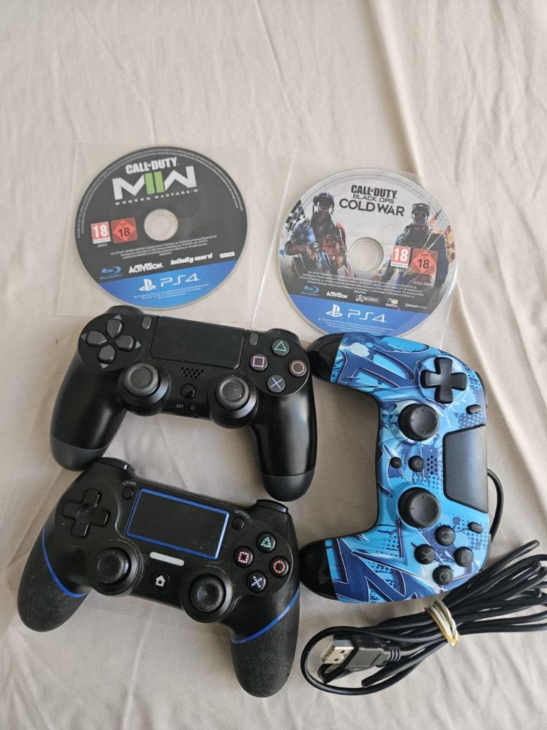 PS4 controllers x 3 plus free games x 2