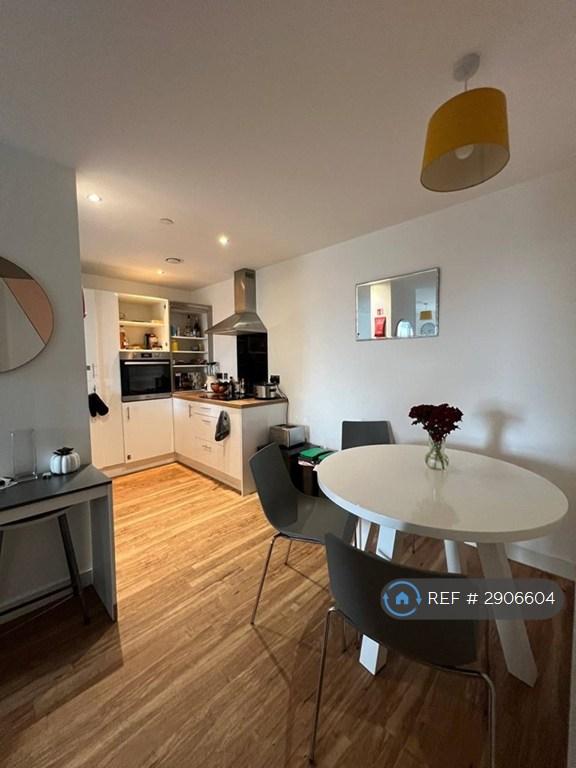 3 bedroom flat in Michigan Point Tower A, Salford, M50 (3 bed) (#2906604)