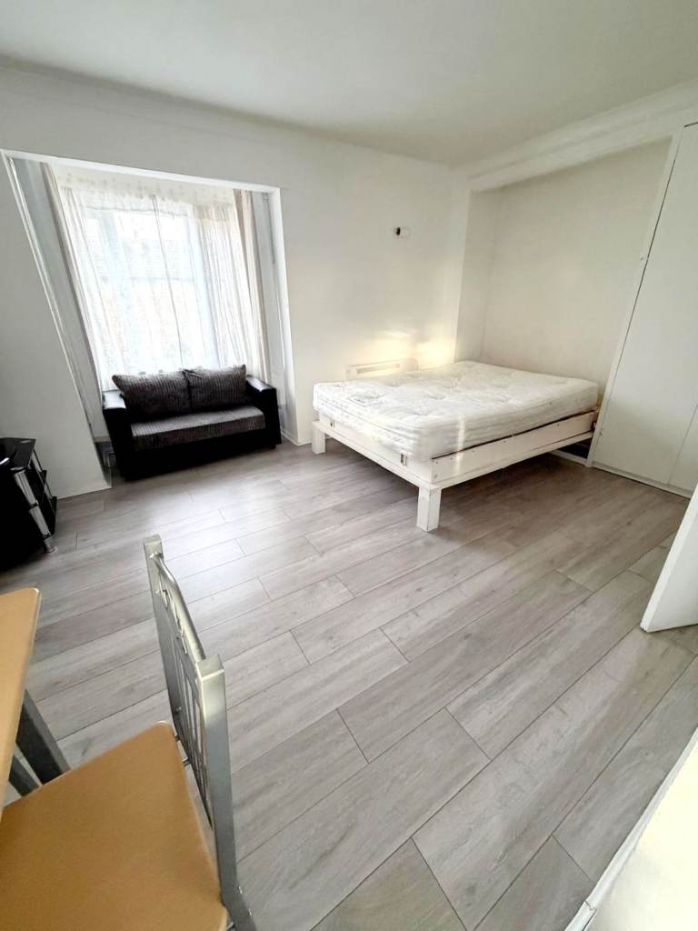One Bed Flat To Rent - Heathrow 