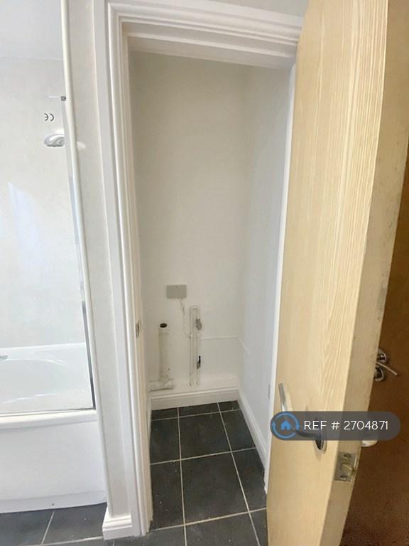 2 bedroom flat in Berwig Court, Coedpoeth, Wrexham, LL11 (2 bed) (#2704871)