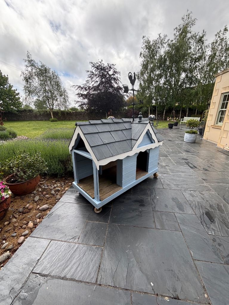 DOG HOUSE, KENNEL , CHILDS PLAY HOUSE ? 