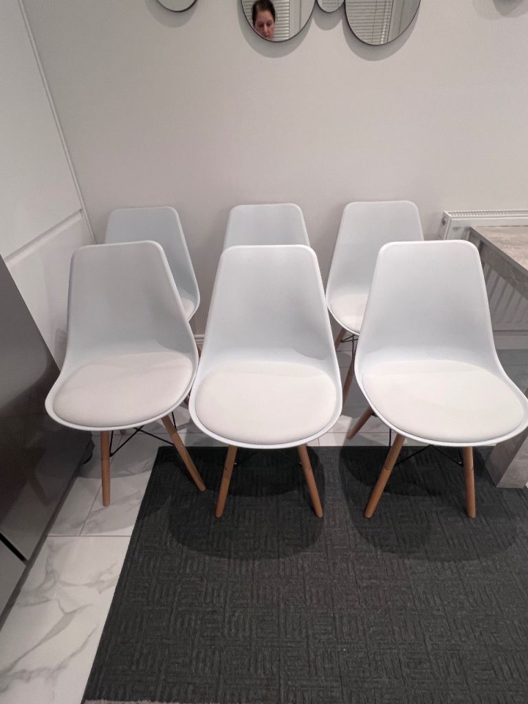 White Eiffel Chairs Set of 6 / Excellent Condition 