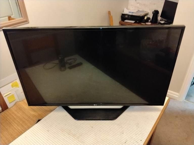 LG 43UH620V TV,  43 inch 4K Ultra HD Smart TV. 