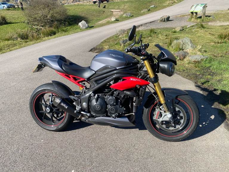 Triumph Speed Triple 1050 R 2017 (67) | 12,700 Miles | FSH | Remus | Carbon | £7,995 ONO