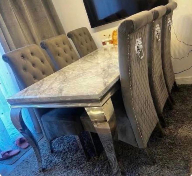 Beautiful dining table and 6 chairs for sale