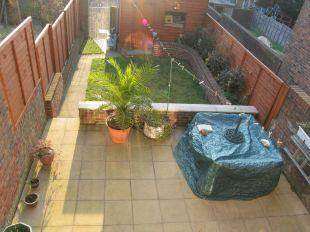 *** ONE ROOM AVAILABLE IN MODERN HOUSE NEAR LAINES*** HOUSE SHARE WITH GARDEN/PATIO