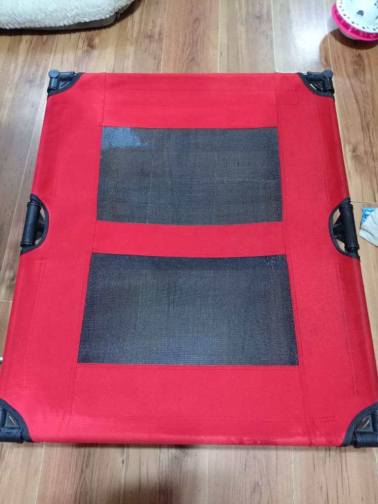 Raised pet bed 