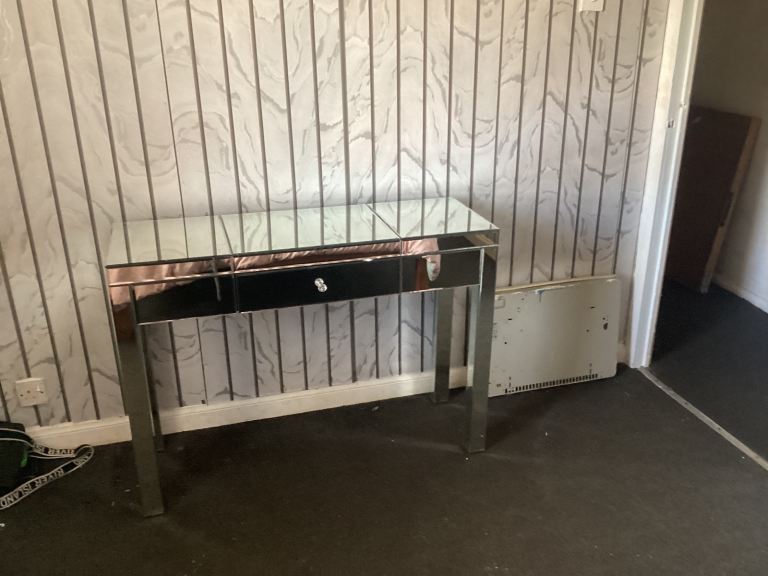 Mirrored dressing table with Drawer – Good Condition