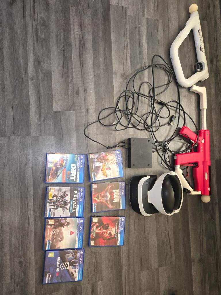 PLAYSTATION VR HEADSET WITH TWO GUNS AND 7 GAMES 