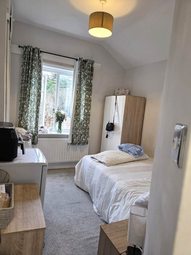 Beautiful Double Rooms in Sutton All Bills included, Fully Furnished Only £825 pcm