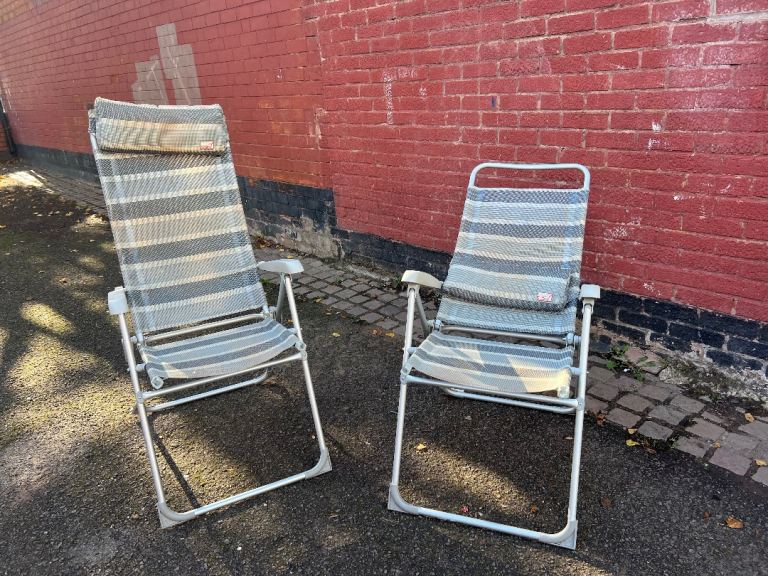 Selling a ( set of 2X  folding camping chairs)