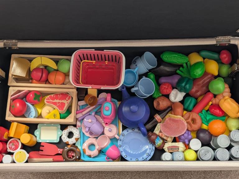 Children's play kitchen