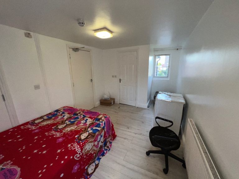 1 bed flat hounslow close to shops, near high st and bus routes