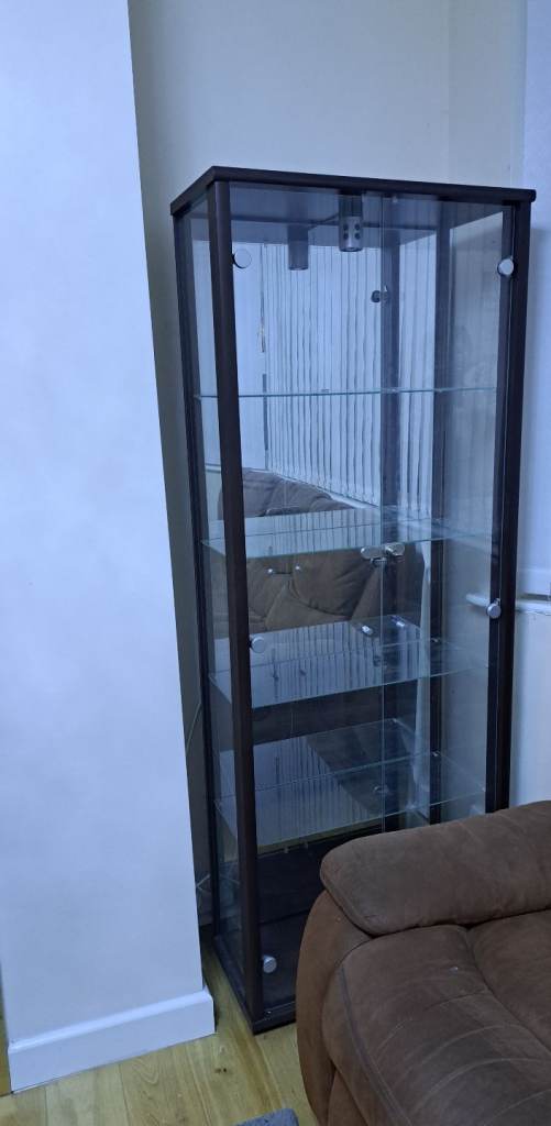 Display cabinet with mirror and light.