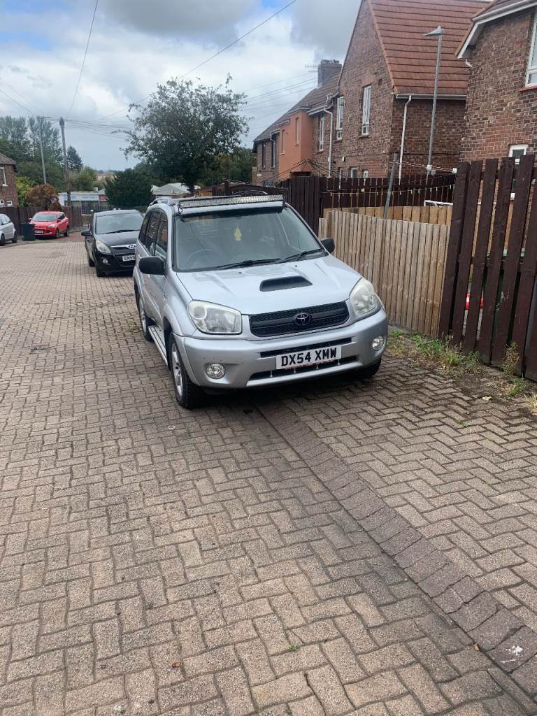 Toyota RAV 4 Estate 20DIESEL  SPARES REPAIR  NEEDS ALTNATOR FITTED £600 NO OFFERS NO BEST PRICE 