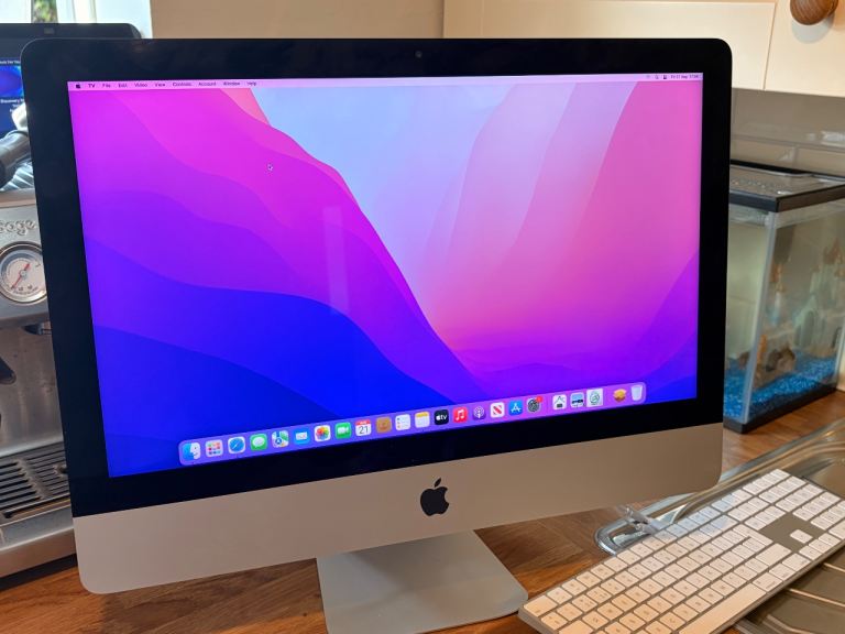 Apple iMac Retina 4K 21.5” Late 2015 – Apple Keyboard & Mouse Included