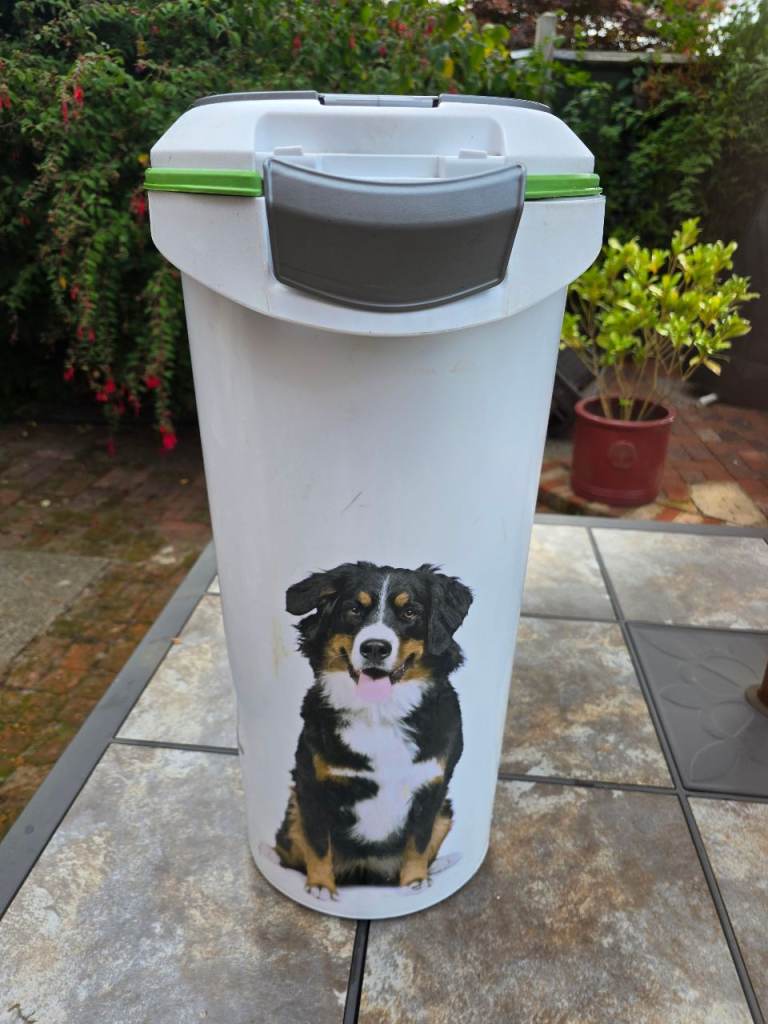 Petfood storage container on wheels 