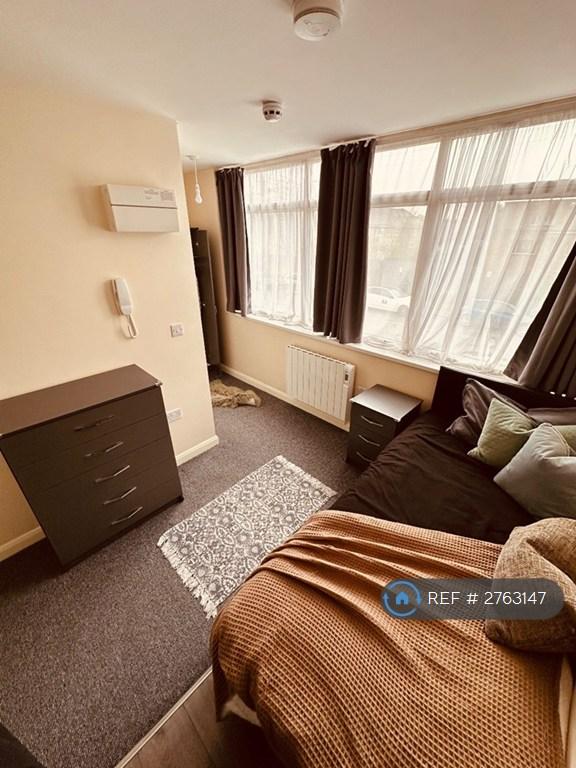 Studio flat in Stanwell New Road, Staines Upon Thames, TW18 (#2763147)