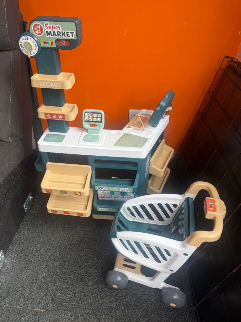 Toy kitchen
