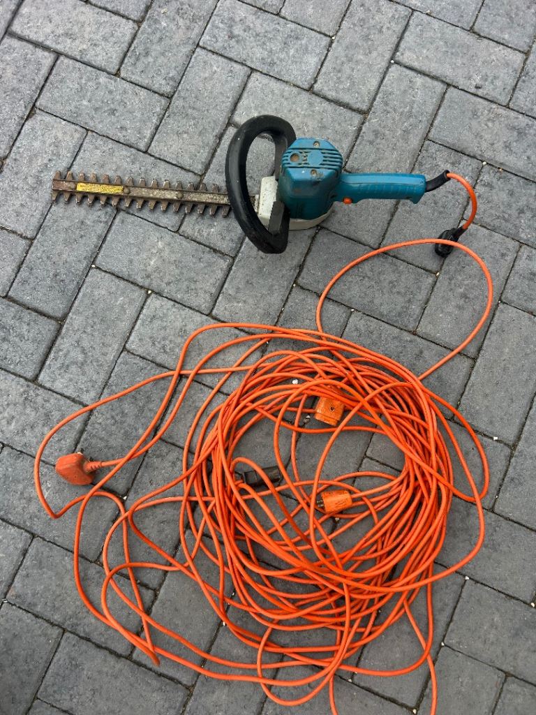 Makita Electric Hedge Trimmer + Long Extension Cable – Working