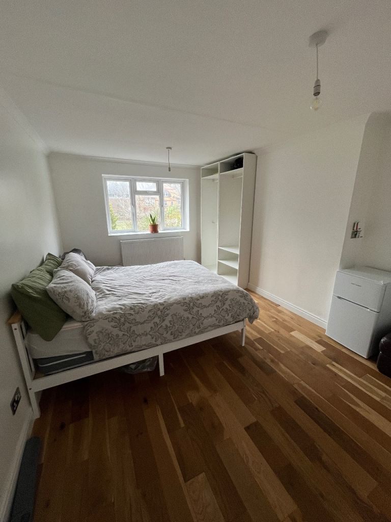 Freshly renovated large double room to rent 