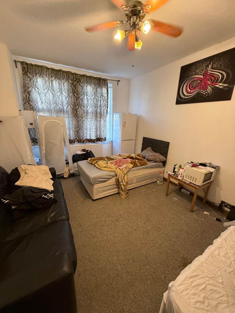 Spacious & Cosy double room for rent SE25 4RE