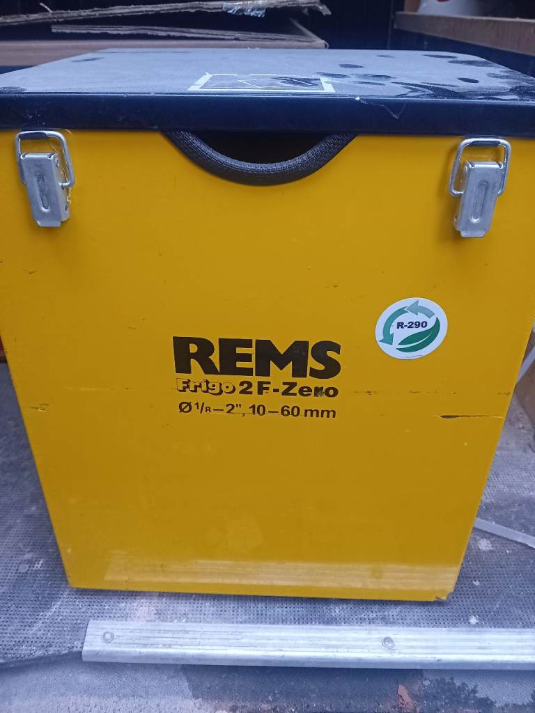 o 2 F-Zero electric pipe freezing unit. 