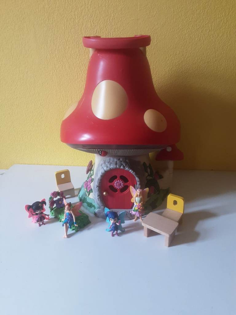 Early learning Centre  large  fairy   Mushroom  house .All opens up  .