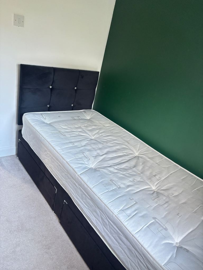 Single bed and mattress with storage, great condition 