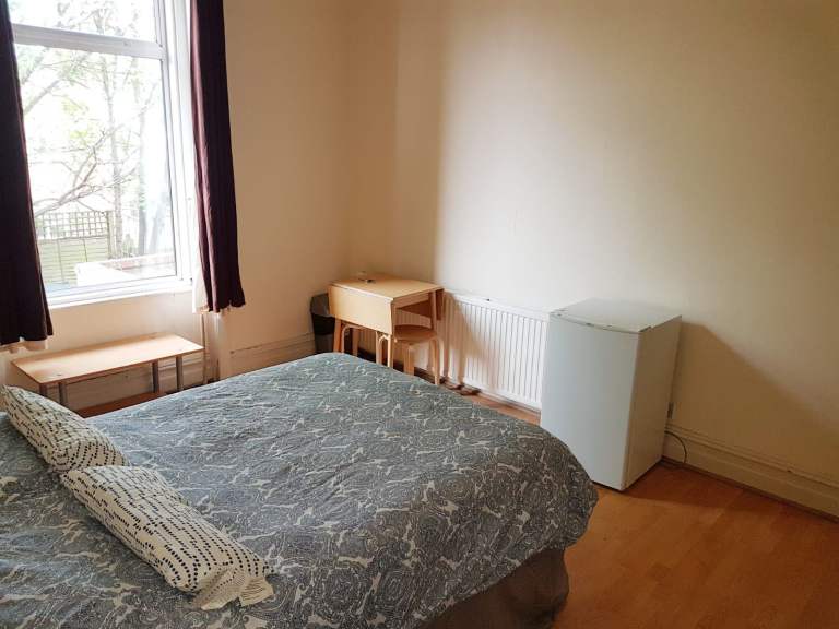 A spacious room to rent in Cricklewood on Chichele Road.