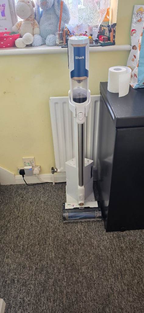 Shark Clean & Empty Cordless Vacuum Cleaner – Good Condition