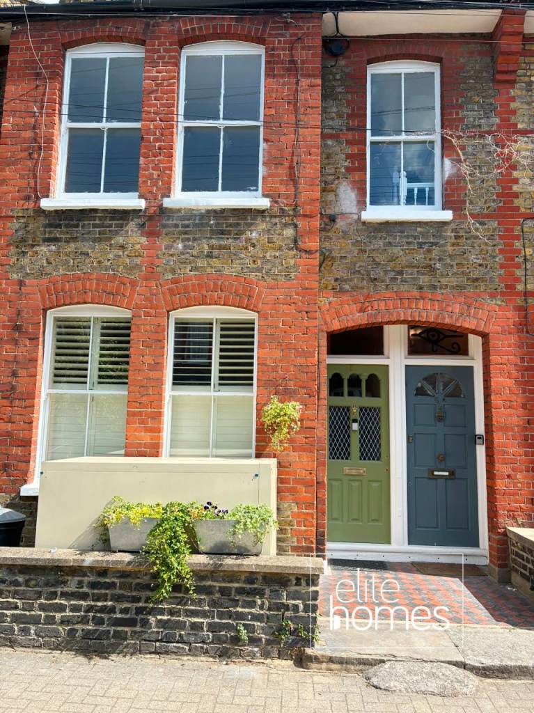 Spacious and newly decorated two-bedroom flat, ideally situated in the heart of Battersea Park, SE8.