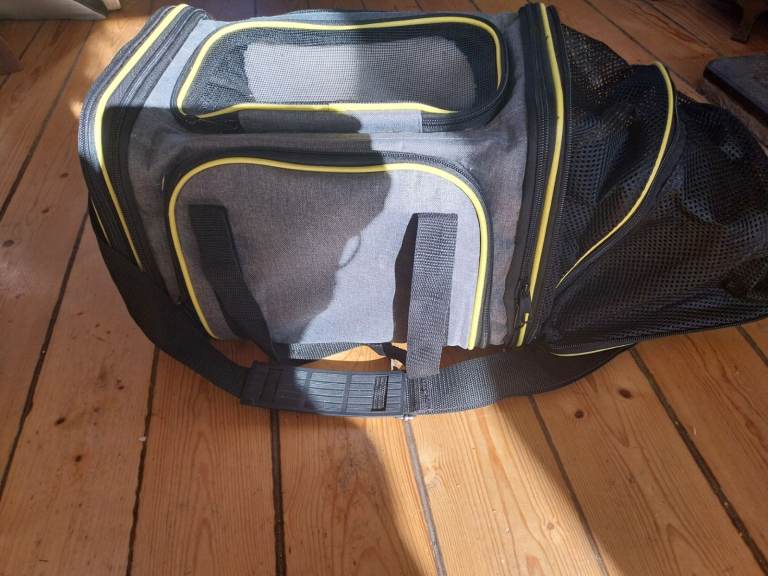 pet carrier (small / medium)