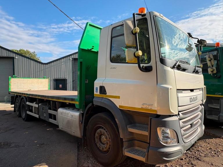 2016 DAF CF 75.330 26T FLATBED WITH MOFFETT ATTACHMENTS