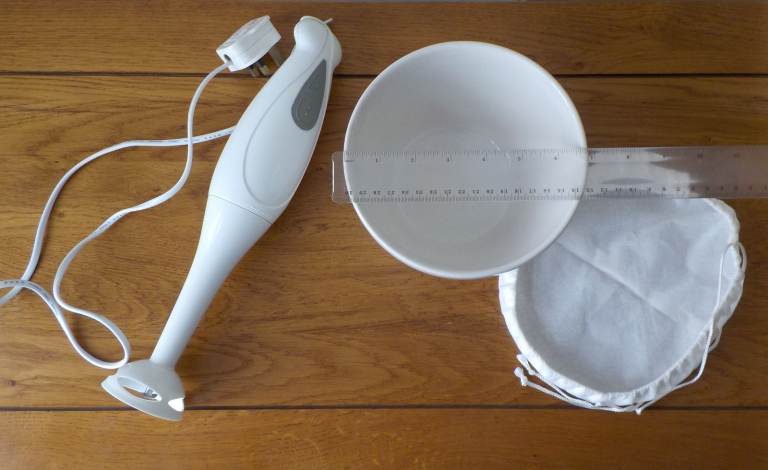 Fortnum's Kitchen Pudding Bowl With Original Pudding Cloth Top & Sainsbury's Hand Blender