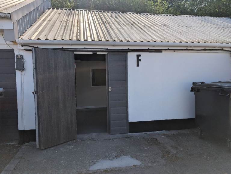 COMMERCIAL UNIT FOR RENT