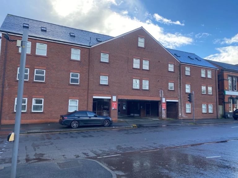 Two bed two bathroom first floor apartment to let in East Prescot Road, Knotty Ash, Liverpool L14.