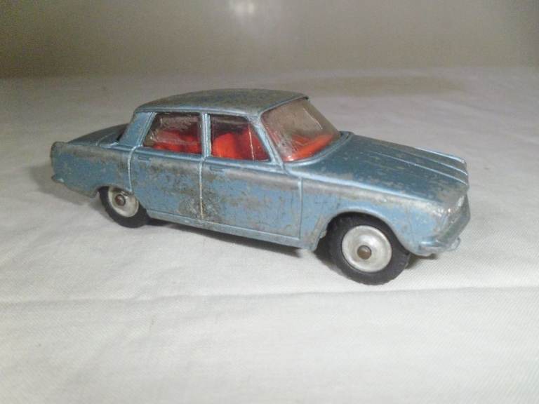 CORGI TOYS ROVER 2000