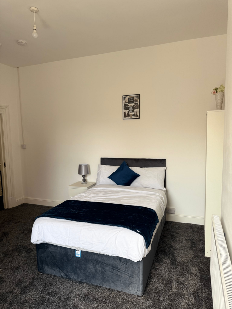 Spacious & Cosy Ensuite Room for Rent in - WV3 9NE