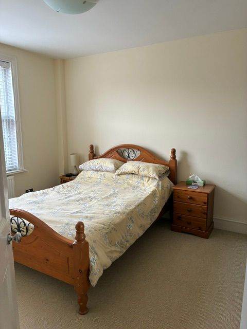 Lovely large double bedroom near Poole Town Centre and the Hospital