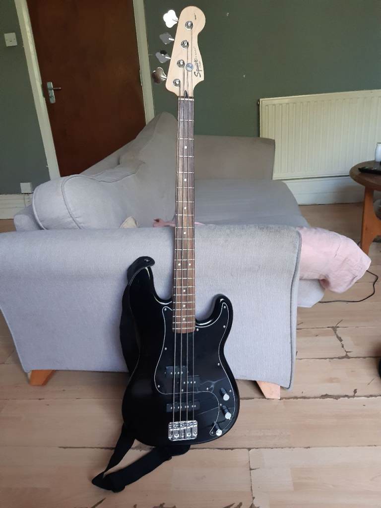 Fender Squier P Bass - Black, with case