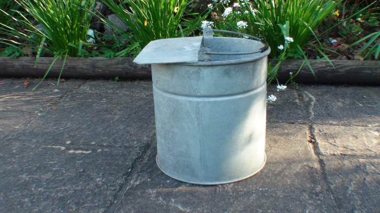 VINTAGE 1940'S GALVANISED CHICKEN FEEDER GRAIN OR WATER VERY GOOD CONDITION BARGAIN 