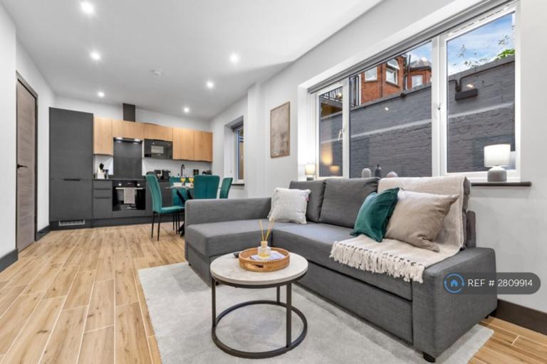 1 bedroom flat in High Road, London, N12 (1 bed) (#2809914)